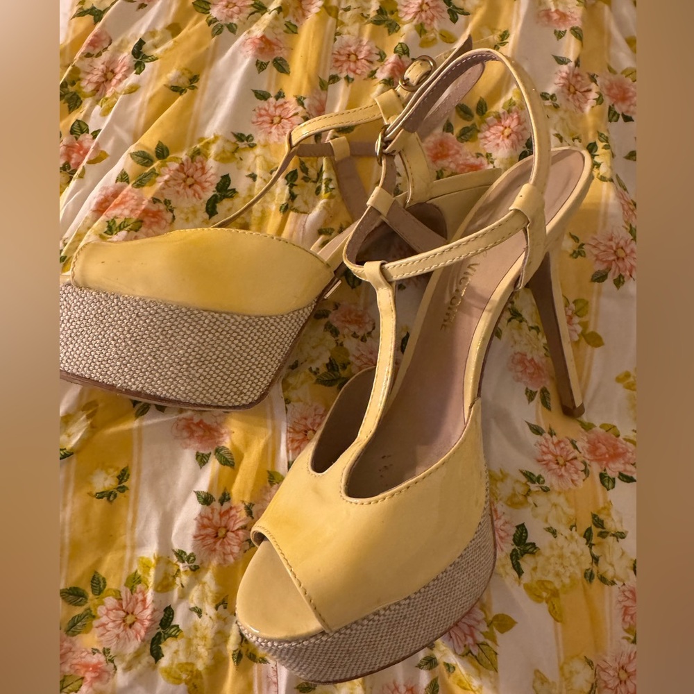 Pour La Victoire Pale Yellow Heels